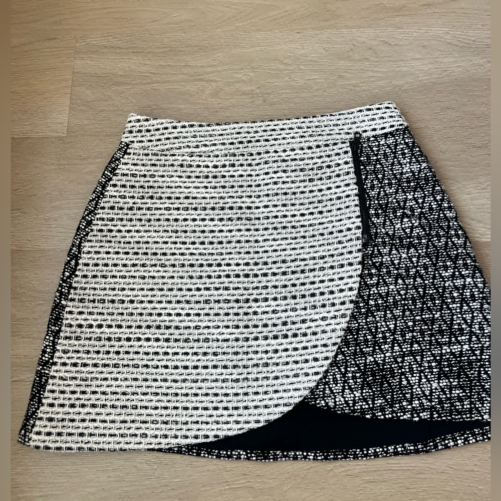 Alice + Olivia black and white tweed skirt - Size 4